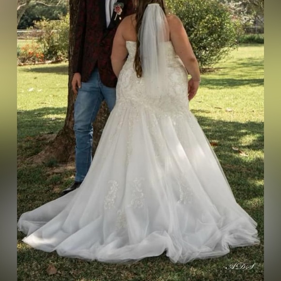 White Mermaid Style Wedding Dress with Sweetheart Neckline - Picture 1 of 11